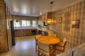 Condo, Multiple Beds, Balcony | Private kitchen