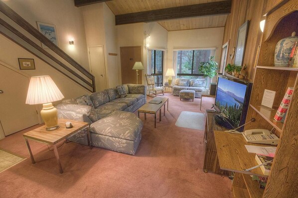 منزل - عدة أسرّة - بمسبح خاص - بمنظر للمسبح | منطقة المعيشة | تلفزيون، مدفأة