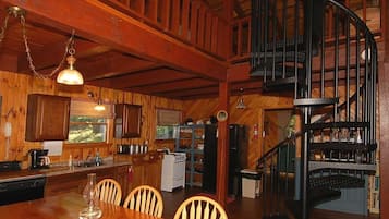 Cabin, Private Bathroom, Mountain View (Cedarwood Lodge) | Restaurant