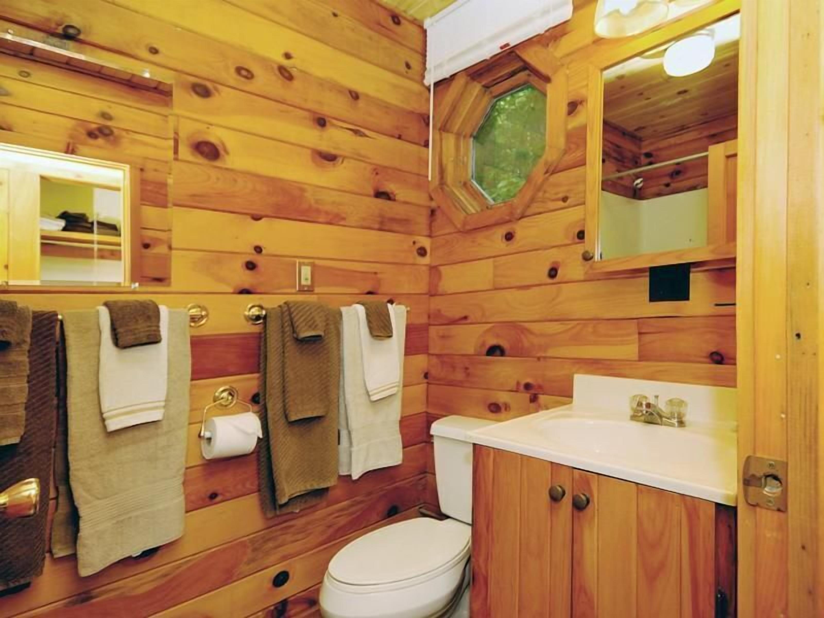 Cabin, Private Bathroom, Mountain View (Cedarwood Lodge) | Bathroom