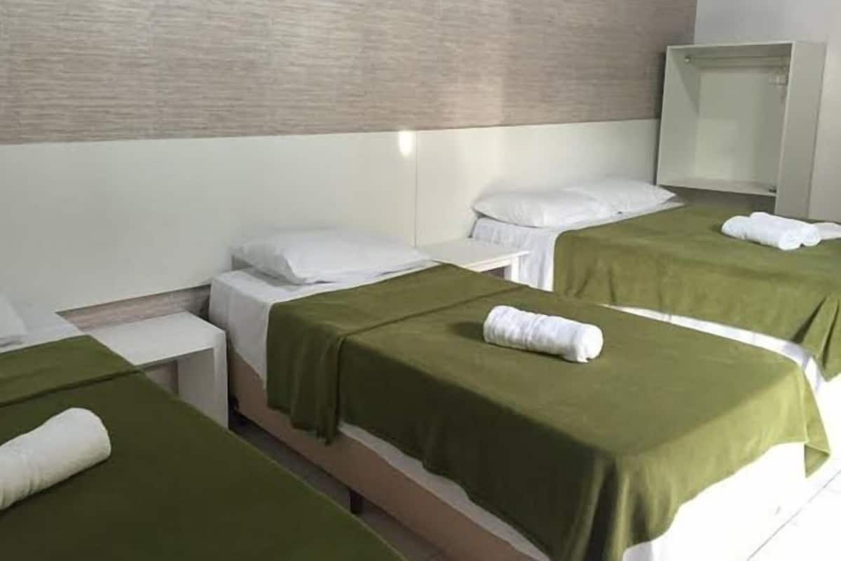 Kamar Triple, Beberapa Tempat Tidur | Minibar, setrika/meja setrika, Wi-Fi gratis, dan seprai linen