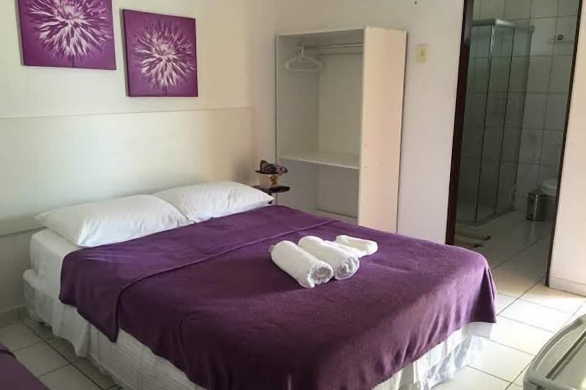 Minibar, setrika/meja setrika, Wi-Fi gratis, dan seprai linen