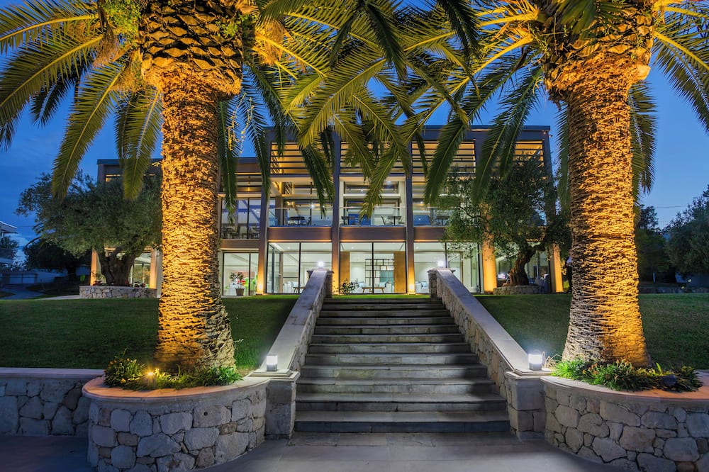 Iris Hotel