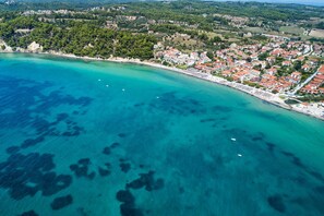 Pantai di sekitar dan pasir putih