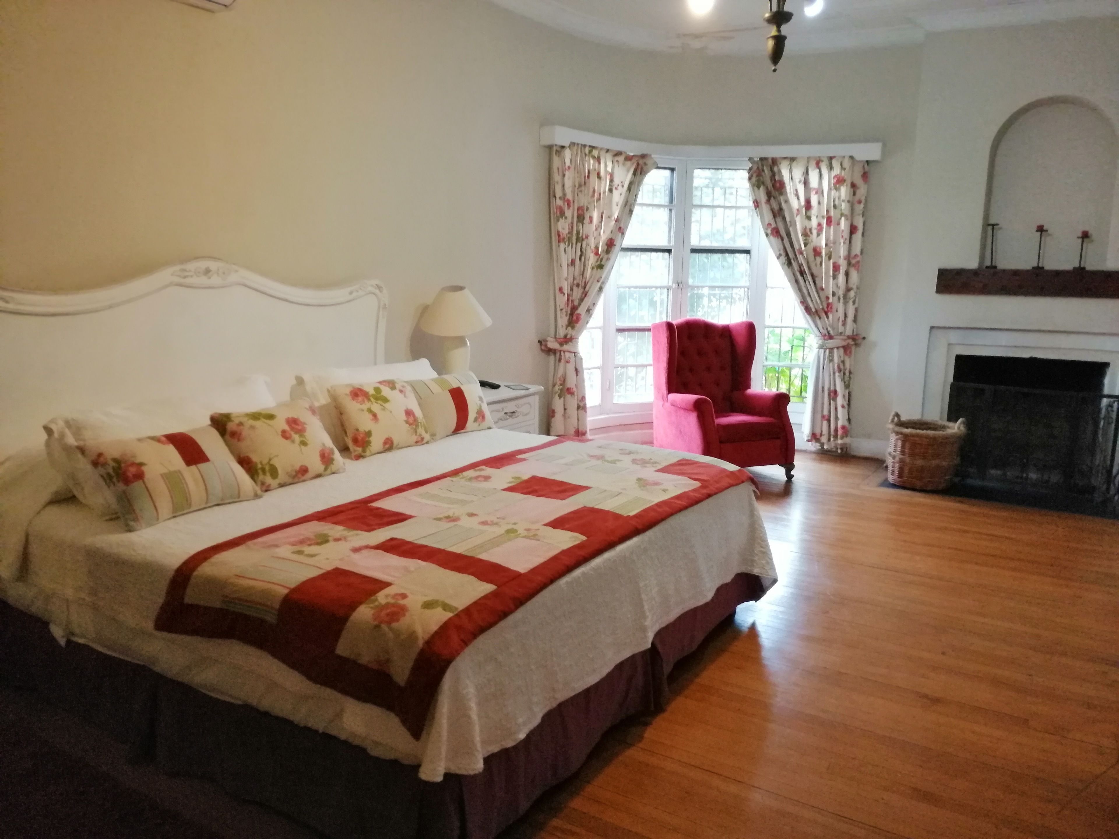 Suite Romantis, 1 Tempat Tidur King, perapian, pemandangan kebun | Seprai antialergi, ruang kerja ramah laptop, dan kedap suara
