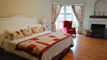 Suite Romantis, 1 Tempat Tidur King, perapian, pemandangan kebun | Seprai antialergi, ruang kerja ramah laptop, dan kedap suara