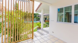A modern house with a pool, a covered patio, and a bamboo fence. - PACOTTE, nice living villa with private (Rawai)