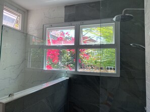 Haartrockner, Handtücher, Seife, Shampoo