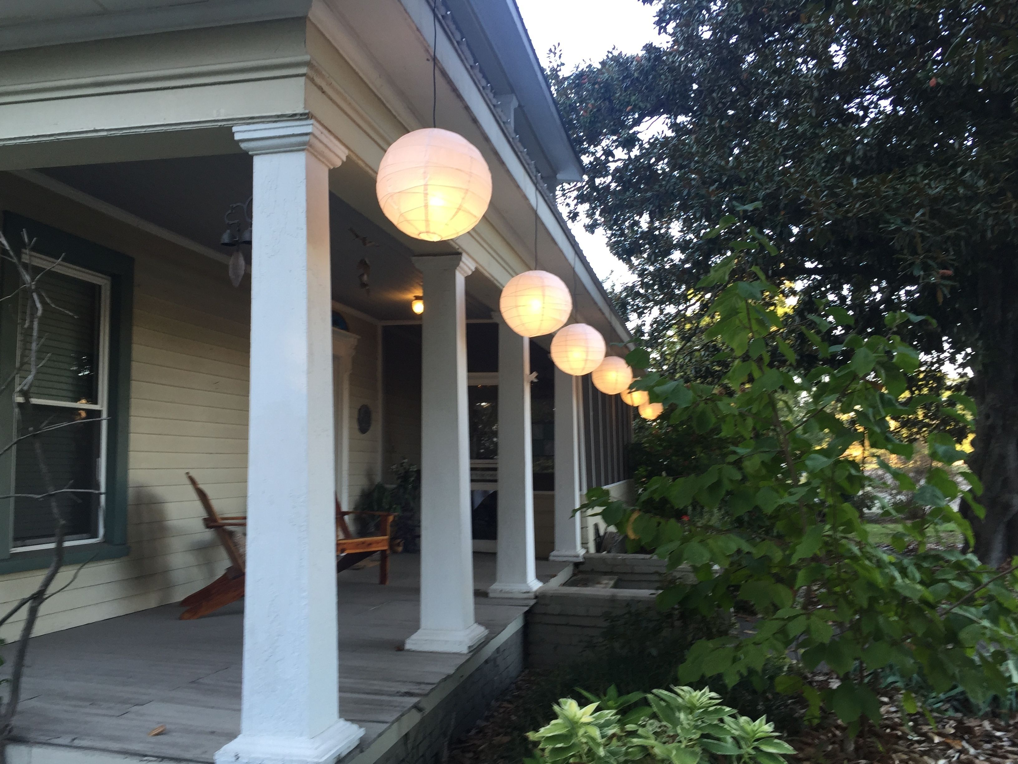 Bagian depan properti - sore/malam