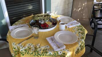 Déjeuner complet gratuit tous les jours