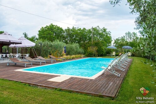 Villa Helvetia with pool just 8 km from the sea