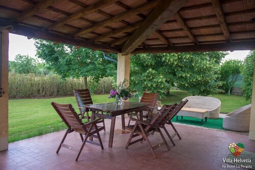 Villa Helvetia with pool just 8 km from the sea