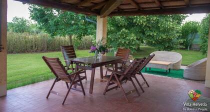 Villa Helvetia with pool just 8 km from the sea