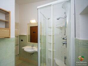Dusche, Whirlpool, Haartrockner, Bidet