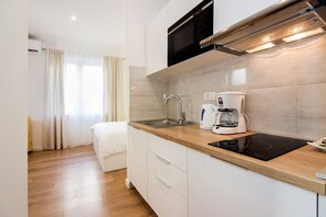 Frigorífico, microondas, placa de cocina y cafetera o tetera