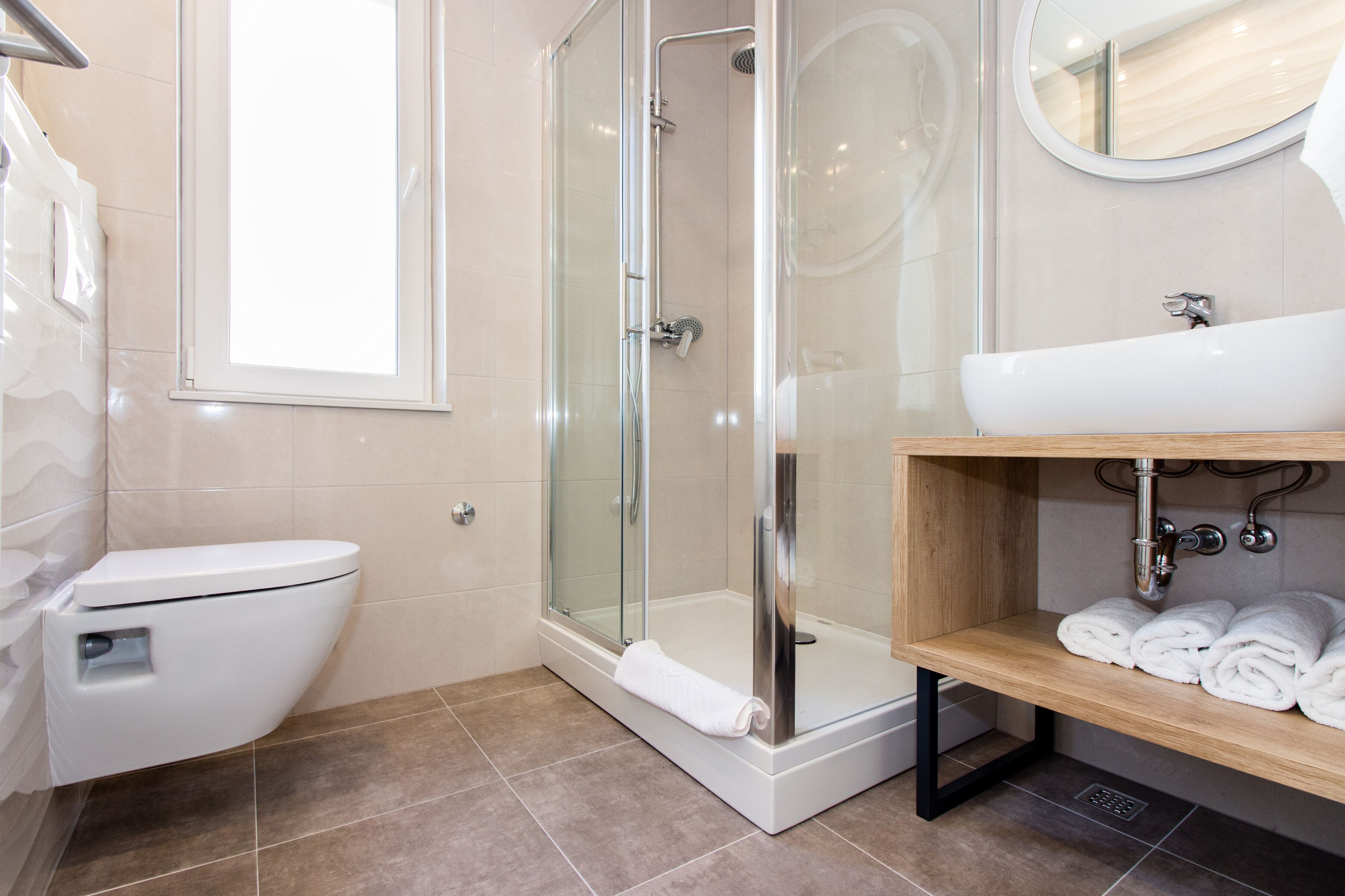 Secador de pelo, toallas, jabón, shampoo