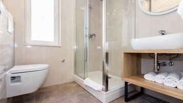 Hiustenkuivaaja, pyyhkeet, saippua, sampoo