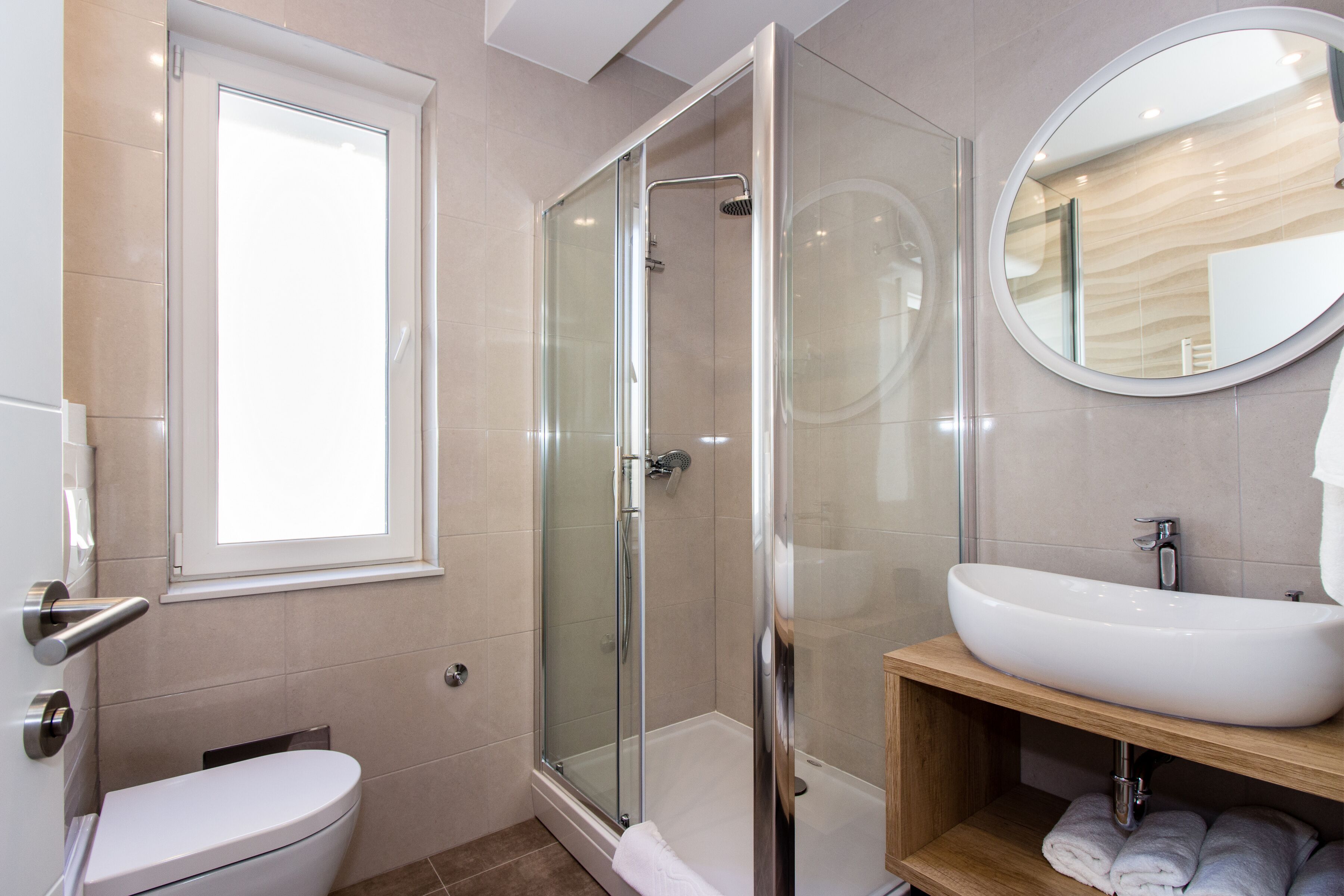 Hiustenkuivaaja, pyyhkeet, saippua, sampoo