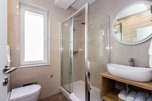 Secador de pelo, toallas, jabón y champú