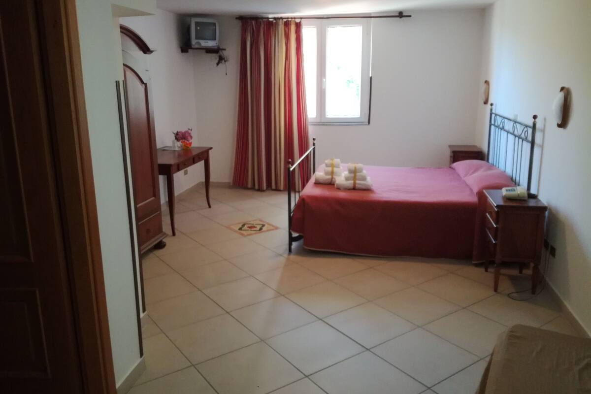 1 bedroom, in-room safe, desk, free cribs/infant beds