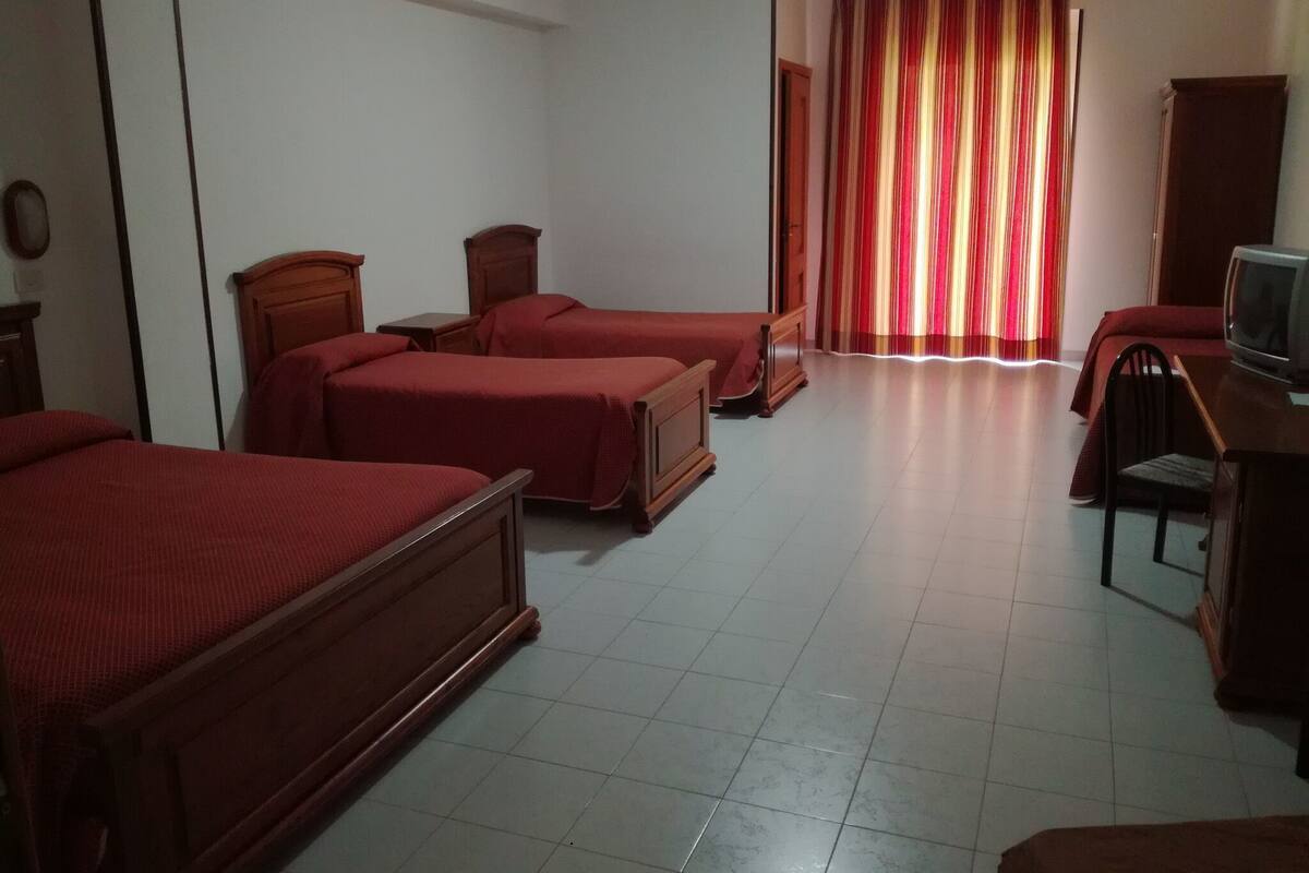 1 quarto, cofres nos quartos, escrivaninha, berços grátis