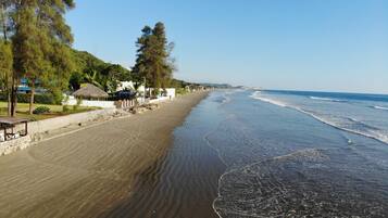 Espreguiçadeiras, toalhas de praia