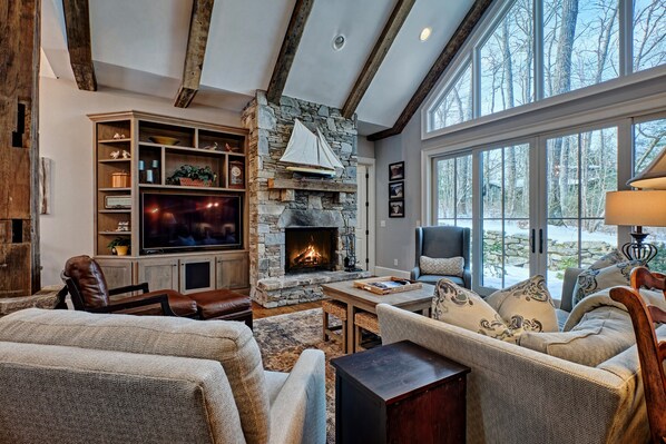 Smart-TV, Kamin, Bücher