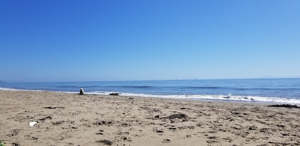 Una spiaggia nelle vicinanze, lettini da mare, teli da spiaggia