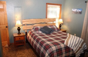 3 bedrooms, iron/ironing board, free WiFi, bed sheets - The Adams Chalet perfect for family or friends.  Pet-friendly, Hot tub, WIFI, AC (Randle)