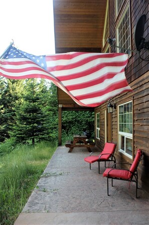 Outdoor dining - The Adams Chalet perfect for family or friends.  Pet-friendly, Hot tub, WIFI, AC (Randle)