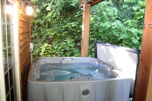 Outdoor spa tub - The Adams Chalet perfect for family or friends.  Pet-friendly, Hot tub, WIFI, AC (Randle)