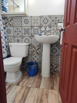 Business Double Room, Multiple Beds, Courtyard View | Bathroom | Shower, free toiletries, towels, soap - 7Hotel El Salvador (San Salvador)