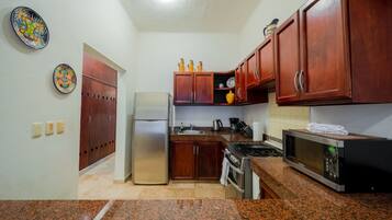 Departamento familiar, varias camas | Cocina privada | Refrigerador con congelador, microondas, horno y parrilla de estufa