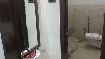 Habitación Deluxe doble, vistas a la ciudad | Baño | Ducha y cabezal de ducha tipo lluvia
