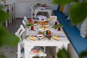 Tägliches inbegriffenes kontinentales Frühstück