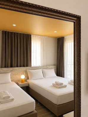Quarto triplo básico, vista para a cidade | 1 quarto, roupas de cama premium, frigobar, escrivaninha