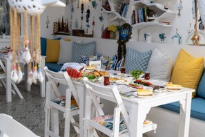 Free daily continental breakfast - Hotel Lime Bozcaada (Bozcaada)