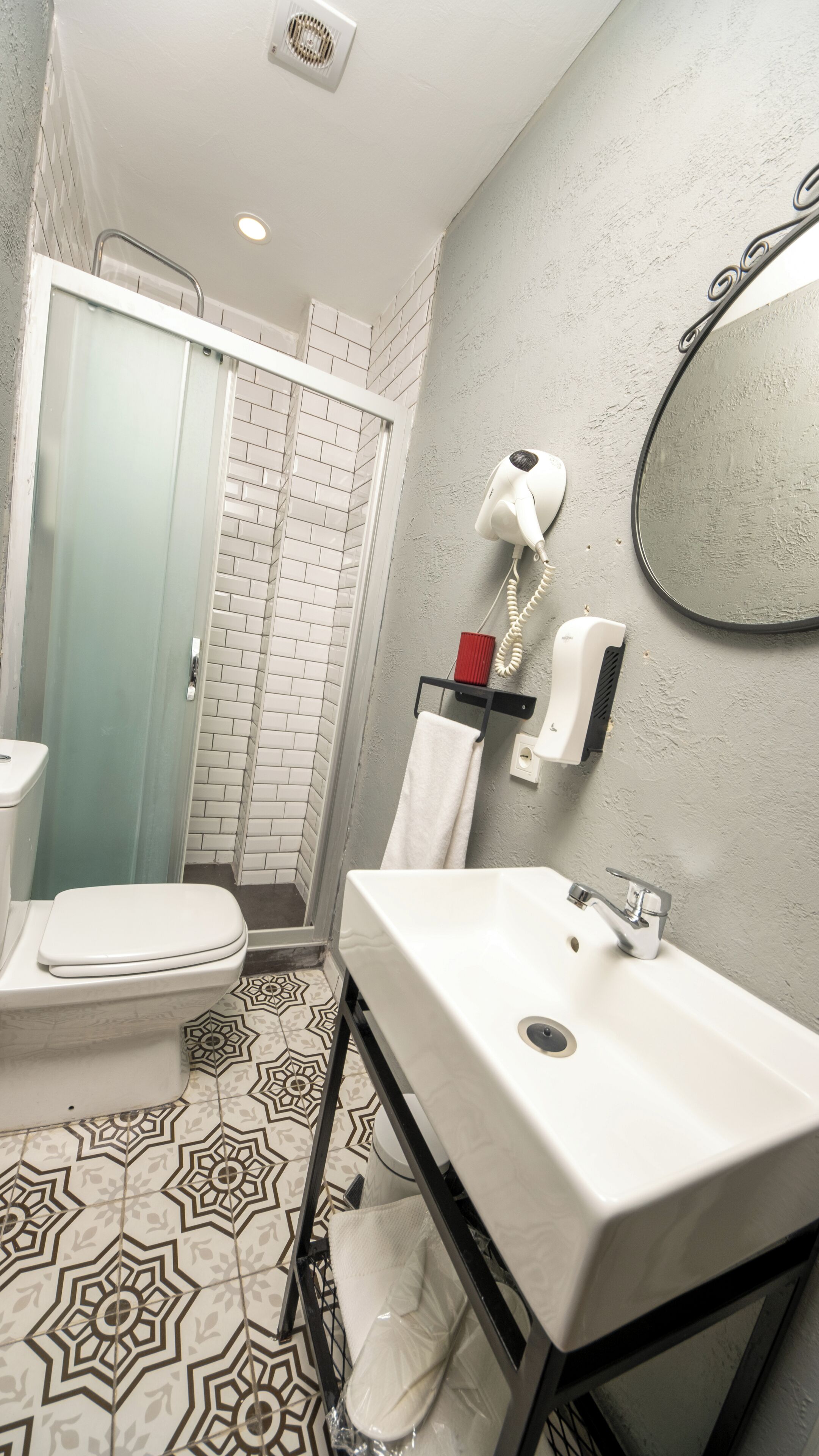 basic double room, city view | bathroom | shower, free toiletries, hair dryer, slippers