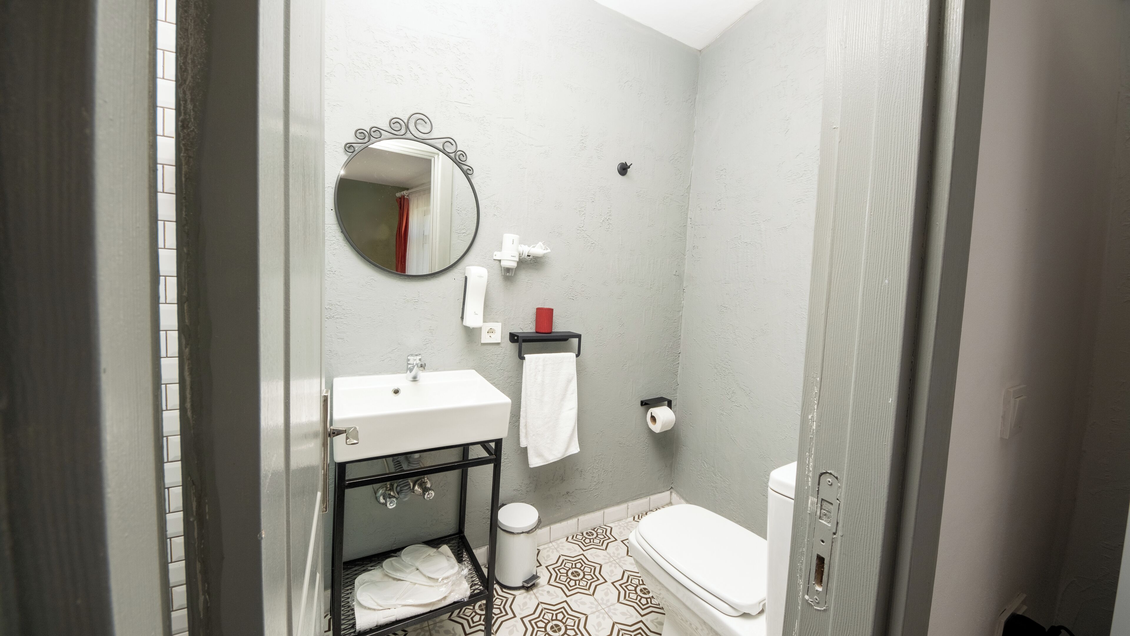 basic triple room, city view | bathroom | shower, free toiletries, hair dryer, slippers