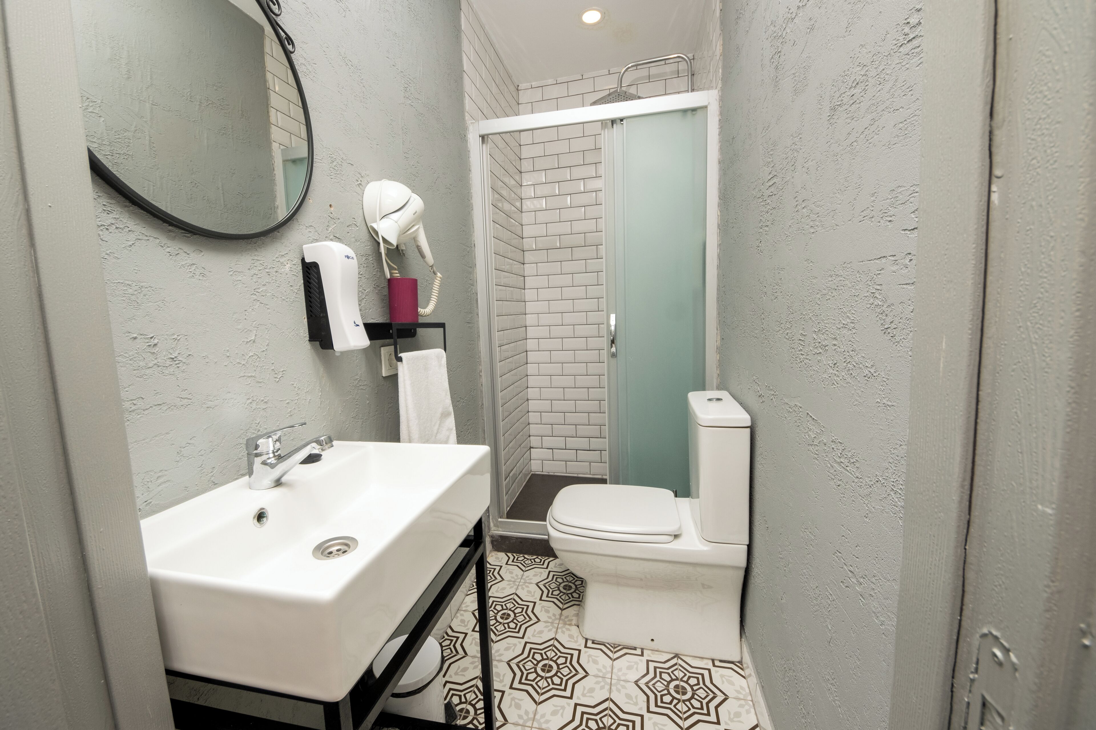 basic double room, city view | bathroom | shower, free toiletries, hair dryer, slippers