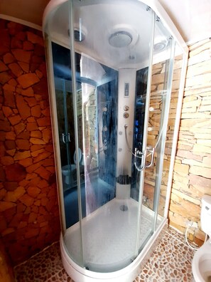 Luxury Room | Bathroom | Shower, towels, soap, toilet paper - Villa Camargo (San Gil)