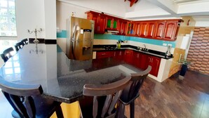 Luxury Chalet | Private kitchen | Full-sized fridge, oven, blender, cookware/dishes/utensils - Villa Camargo (San Gil)