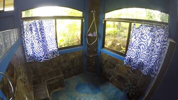 Ducha, toallas y papel higiénico