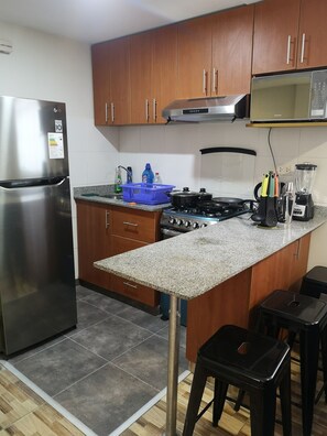 Réfrigérateur, micro-ondes, four, lave-vaisselle