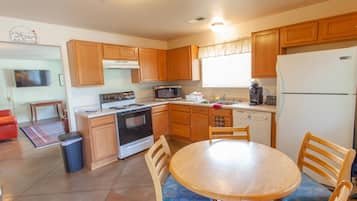 Private kitchen | Fridge, microwave, oven, stovetop