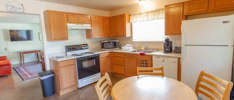 Private kitchen | Fridge, microwave, oven, stovetop