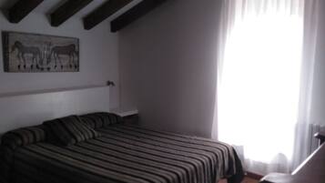 6 slaapkamers, een bureau, een strijkplank/strijkijzer, wifi