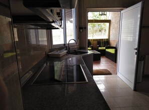 Jääkaappi, mikroaaltouuni, uuni, liesi