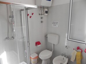Regadera, secadora de cabello, bidet, toallas 