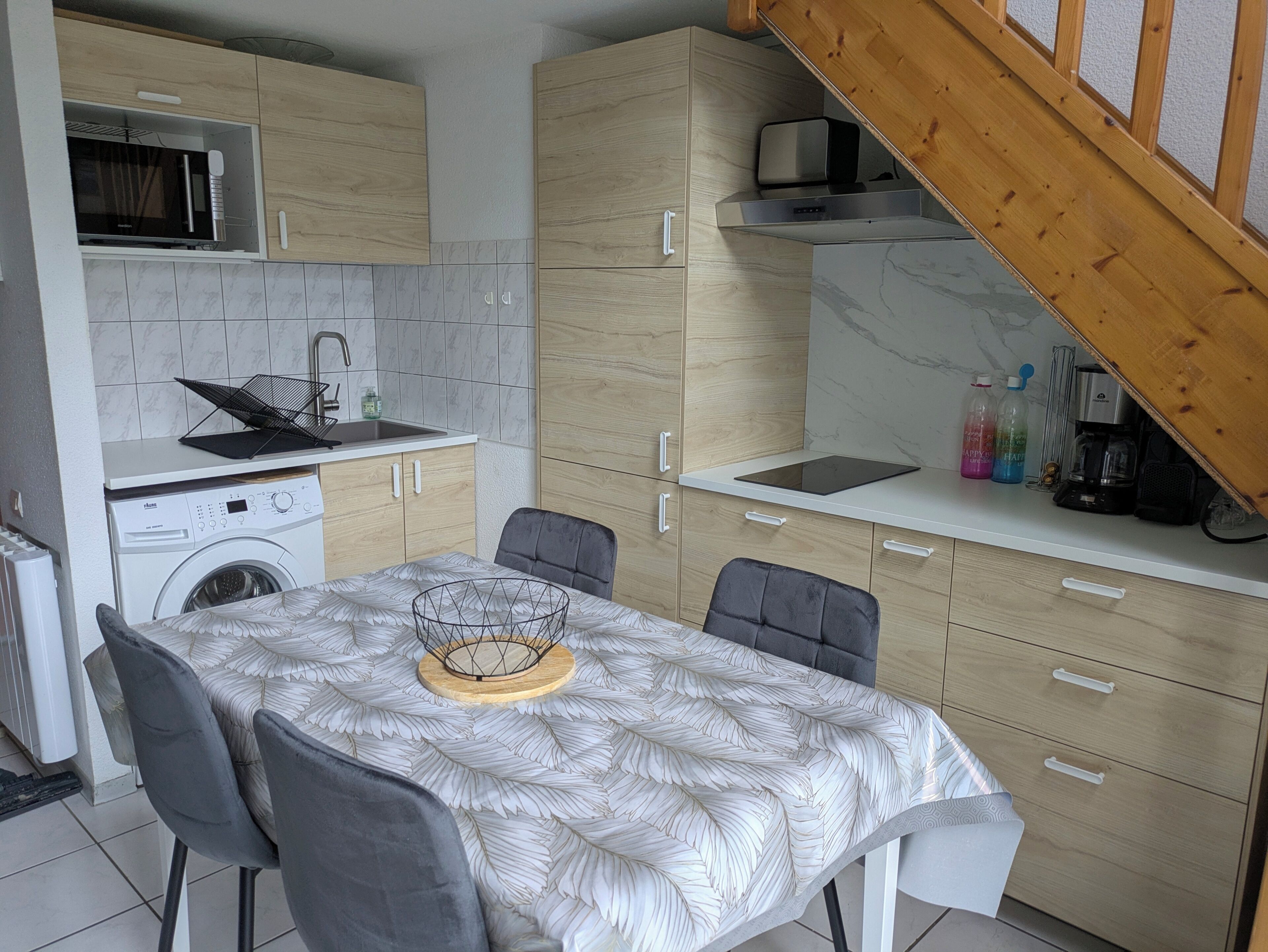 Réfrigérateur, micro-ondes, plaque de cuisson, cafetière/bouilloire